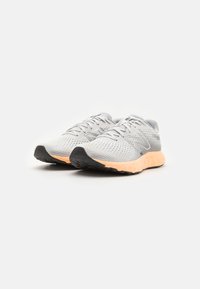 New Balance 520V8 - Katujuoksukengät - grey