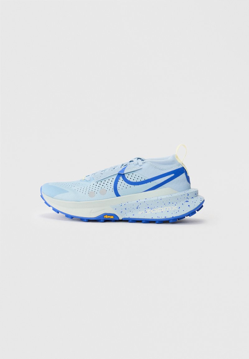 Helle blaue Sportschuhe mit einem Mesh-Obermaterial, blauen Akzenten, gesprenkelter Zwischensohle und Vibram-Sohle. Verfügt über eine Schlaufe an der Ferse für ein einfaches Anziehen.
