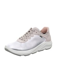 Jasnoszare buty sportowe z gładką, błyszczącą srebrną cholewką, teksturowanymi panelami z siateczki oraz grubą białą podeszwą z delikatnym zakrzywieniem.