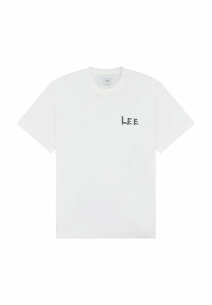 Witte katoenen T-shirt met een ronde hals. Heeft een kleine grijze "LEE" op de linker borst. Korte mouwen en een comfortabele pasvorm.