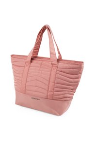 Bolso de tote acolchado rosa con dos asas, que cuenta con un panel inferior liso y un logo en relieve. Superficie texturizada con detalles de patrón ondulado.
