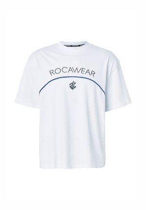 Bílé tričko s krátkými rukávy s nápisem "ROCAWEAR" a tmavě modrou zakřivenou čárou a plamenovým logem pod nápisem na přední straně.