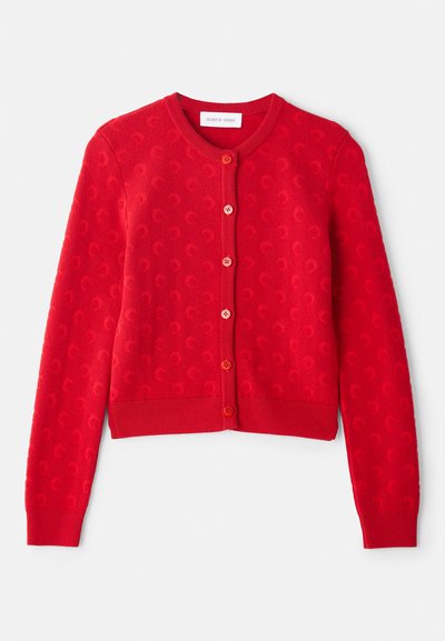 Κόκκινο κάρντιγαν από υφασμάτινη υφή με επαναλαμβανόμενο σχέδιο. Διαθέτει στρογγυλή λαιμόκοψη, μακριά μανίκια και έξι ταιριαστές κουμπότρυπες.