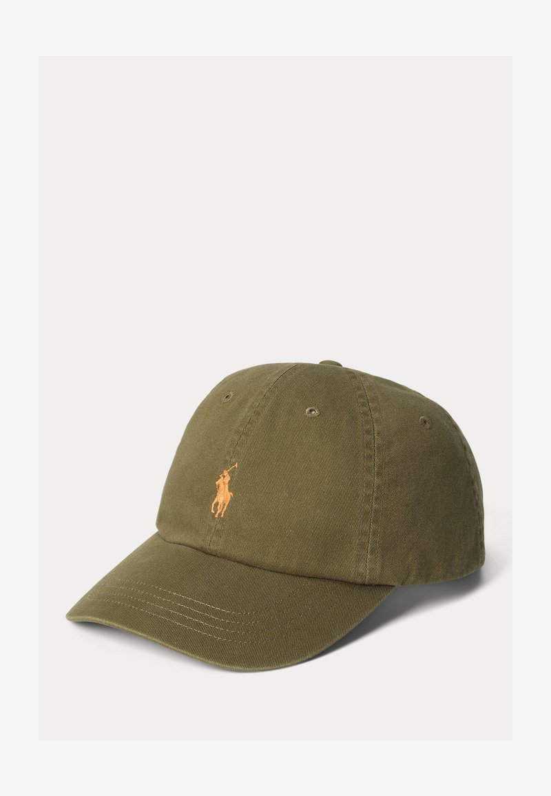 Olivengrønn baseballcaps med oransje brodert polo-spiller logo foran, seks-panel design og buet brem.