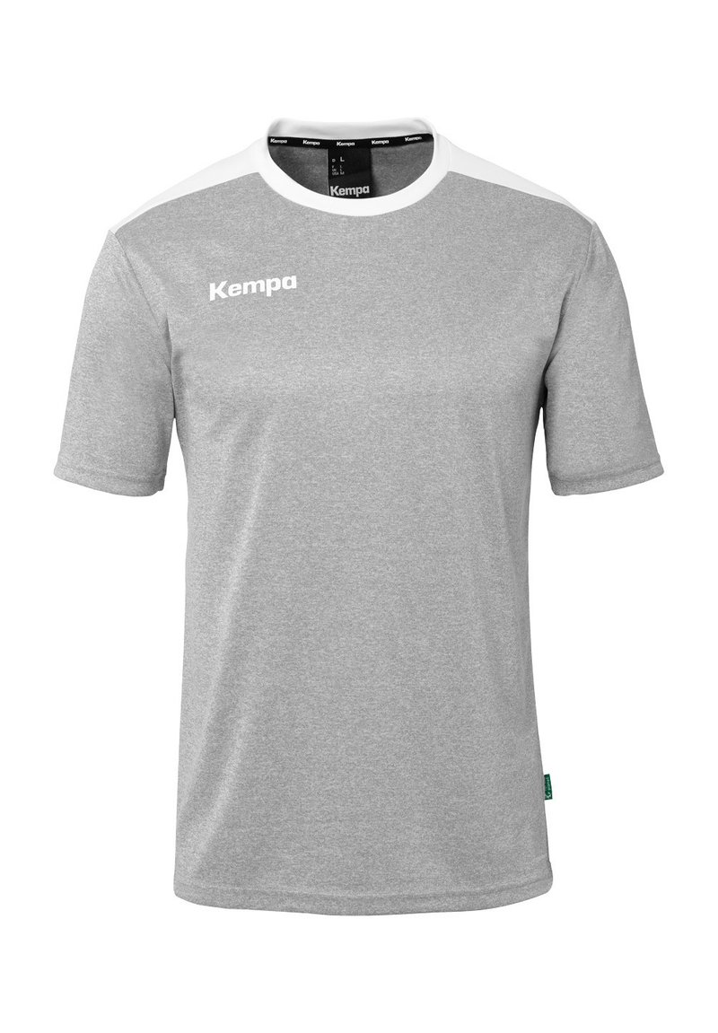 Grijze T-shirt met korte mouwen en witte accenten op de schouders. Bevat het "Kempa" logo op de voorkant en heeft een zachte stofstructuur.
