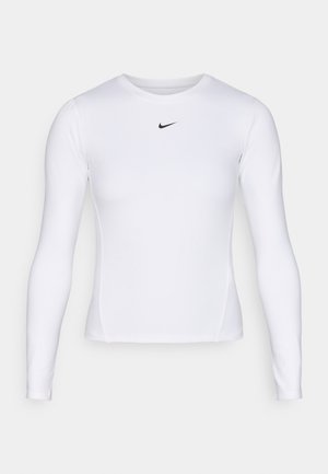 Langermet hvit treningsskjorte laget av lett, pustende stoff med en tettsittende design. Har en liten svart Nike-logo på brystet.