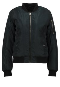 Svart bombardjacka i mjuk struktur. Har dragkedja framtill, ribbade muddar och nederkant, samt en extra dragkedjeficka på ärmen.