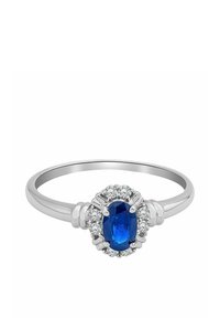 Anello in argento con una pietra ovale blu, circondata da un alone di piccole pietre trasparenti, con una fascia liscia e lucida.
