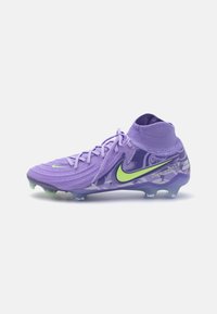 Botas de fútbol moradas con una parte superior sintética texturizada, que presentan un logotipo de Nike en un verde brillante y tacos transparentes para una mejor tracción.