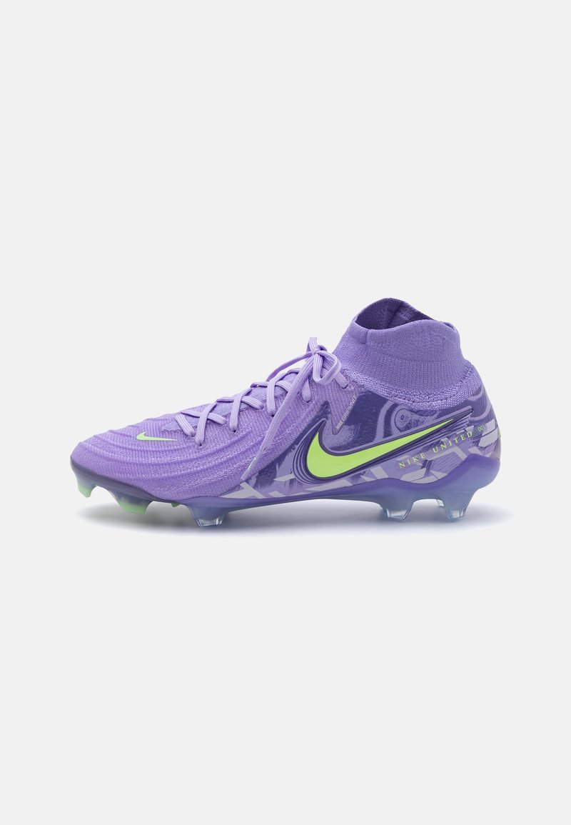 Botas de fútbol moradas con una parte superior sintética texturizada, que presentan un logotipo de Nike en un verde brillante y tacos transparentes para una mejor tracción.