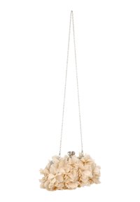 Geantă plic bej cu imprimeu floral, curea cu lanț, petale din țesătură texturată și detaliu cu închizătoare metalică. Design compact cu aspect moale, stratificat.