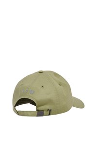 Regulowana czapka bejsbolowa w kolorze khaki z widokiem od tyłu, z metalową sprzączką i wyszywanym napisem "ATW" nad otworem.