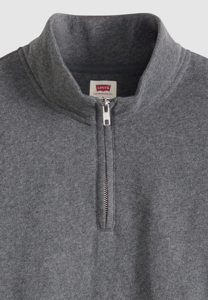 Pull-over en polaire gris Levi's avec une demi-fermeture éclair à l'avant et un col montant.