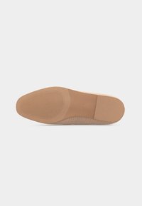 Semelle de chaussure marron avec une surface texturée à l'avant pour l'adhérence et une section lisse au talon, présentée à l'envers sur un fond gris clair.