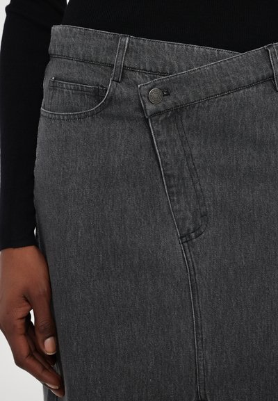 Grå denimskjørt med et tettsittende liv, som har beltehemper, en knappelås, og forvrengningsmønstre på stoffet. Sidelomme synlig.
