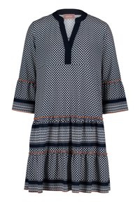 Robe ample longueur genou avec un motif géométrique bleu marine et blanc, décolleté en V, manches trois-quarts et ourlet à volants superposés avec une bordure orange.
