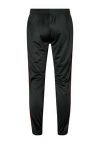 Pantaloni de sport negri, realizați dintr-un material neted și ușor. Au un design adaptat, cu dungi roșii pe laterale și o talie elastică.