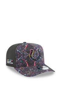 Casquette noire avec motif éclaboussé multicolore, présentant un logo brodé en relief et une étiquette sur le côté avec "Crucial Catch : Intercept Cancer."