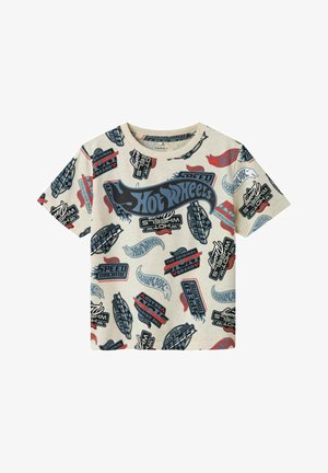 T-shirt à manches courtes de couleur beige clair, ornée de plusieurs logos et motifs colorés Hot Wheels en bleu, rouge et noir, avec un col rond.