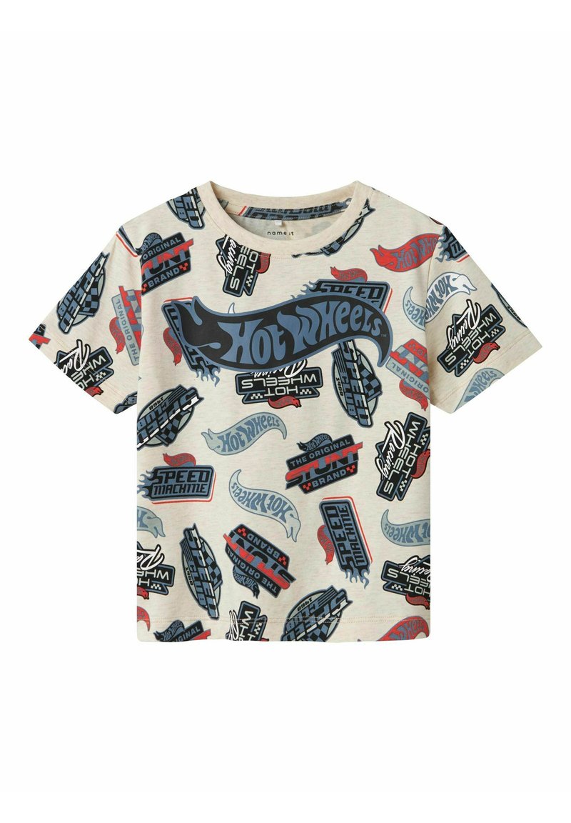 Camiseta de manga corta en beige claro, con múltiples logotipos y diseños coloridos de Hot Wheels en azul, rojo y negro, con cuello redondo.