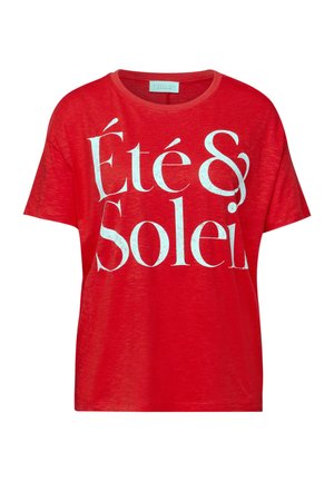 T-shirt rouge en coton à manches courtes avec un grand texte blanc en français "Été & Soleil" imprimé sur le devant.