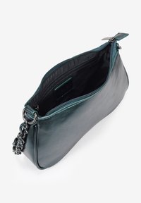 Bolso de mano de cuero en color verde azulado con cierre de cremallera, correa de cadena y textura suave. El interior cuenta con un forro negro. Forma rectangular compacta.