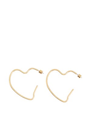 Złote kolczyki obręcz w kształcie serca, z sztyftami i zapięciami motylkowymi, prezentowane na białym tle.