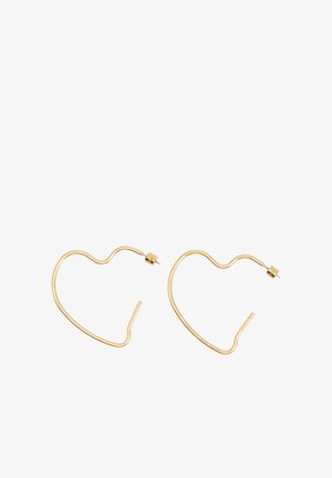 Oorringen in de vorm van een hart van gouden draad, met pen en vlinderachterkant, weergegeven op een witte achtergrond.