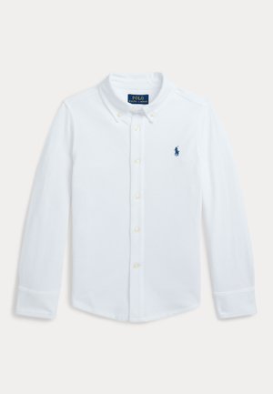 Balta ilgomis rankovėmis marškiniai su apykakle, pagaminti iš medvilnės mišinio, su mygtukų užsegimu, mėlynu logotipu kairėje krūtinės pusėje ir perlamutriniais mygtukais.