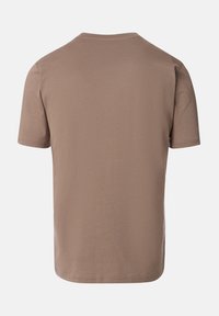 Maglietta in cotone marrone uniforme a maniche corte vista dal retro su uno sfondo bianco.