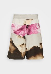 Pantalones cortos de malla con un patrón multicolor que presenta tonos de beige, marrón, rosa y negro. Cintura elástica, corte casual y tejido texturizado.