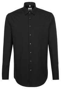 Zwart langslavend shirt van gladde stof met een klassieke kraag, voorzien van een enkele zak en een sluiting met vijf knopen aan de voorkant.