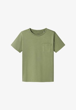 Camiseta de manga corta verde oliva con cuello redondo y bolsillo en el pecho izquierdo; hecha de una tela suave y texturizada.