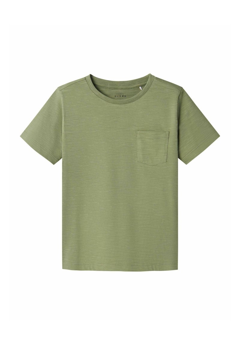 Camiseta de manga corta verde oliva con cuello redondo y bolsillo en el pecho izquierdo; hecha de una tela suave y texturizada.