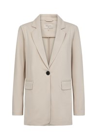 Beige blazer met een enkele zwarte knoop, met een inkeping in de revers, twee voorzakken en een gladde stoftextuur, die een getailleerde pasvorm en gestructureerd ontwerp toont.