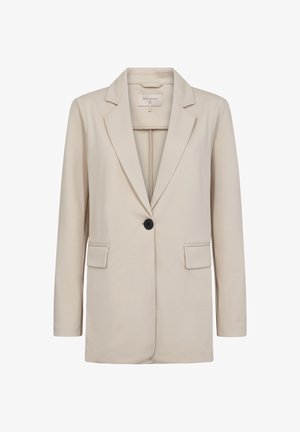 Beige blazer met een enkele zwarte knoop, met een inkeping in de revers, twee voorzakken en een gladde stoftextuur, die een getailleerde pasvorm en gestructureerd ontwerp toont.