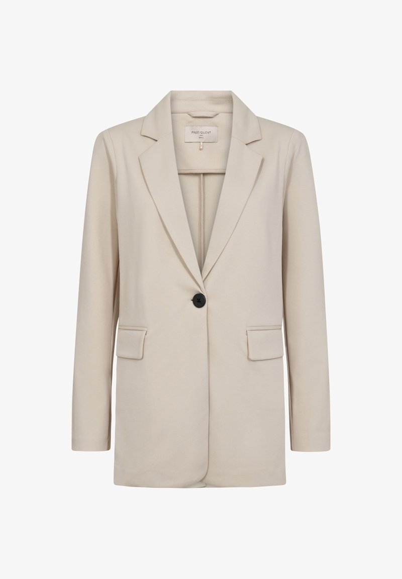 Beige blazer met een enkele zwarte knoop, met een inkeping in de revers, twee voorzakken en een gladde stoftextuur, die een getailleerde pasvorm en gestructureerd ontwerp toont.