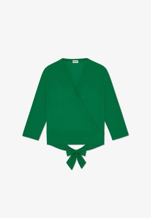 Grøn indpakket bluse med lange ærmer, en bundet detalje i taljen og en glat tekstur. Har en V-halsudskæring og en subtil glans.