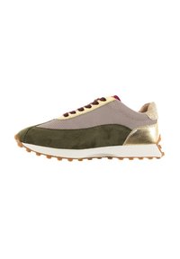 Zapatillas con parte superior de malla en beige, base de ante oliva, acentos dorados, cordones burdeos y suela de goma texturizada para tracción.