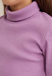 Cămașă lilac cu guler înalt, din material ribat și cu un croi ajustat. Are o textură moale și un guler înalt, pliat.