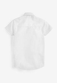 Chemise en coton blanche à manches courtes avec un col pointu, une couture au dos et un ourlet arrondi. Texture lisse, sans motifs ni accents.