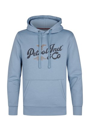 Lichtblauwe hoodie met een voorzak, koordjes en een groot gedrukt logo in donkerbruine tekst. Zachte, katoenen mix.