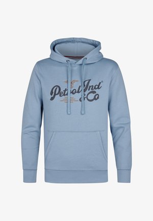Helle blaue Kapuzenjacke mit einer Fronttasche, Kordeln und einem großen aufgedruckten Logo in dunkelbraunem Text. Weiches, Baumwollmischmaterial.