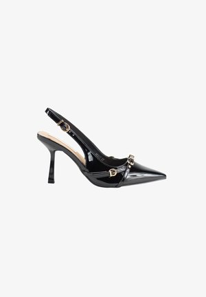 Zapatos de tacón slingback de charol negro con punta puntiaguda, tacón delgado y adornos decorativos de hebilla dorada. Textura suave y acabado brillante.