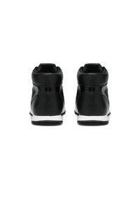 Zapatillas negras de caña alta con un exterior de cuero suave, cuello acolchado en el tobillo y suela de goma blanca. Presenta un logo en la parte trasera y en el lateral.