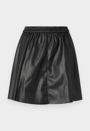 Fekete bőr mini szoknya gumis derékkal, fodros kialakítással és oldalsó redőkkel, sima, fényes textúrával.