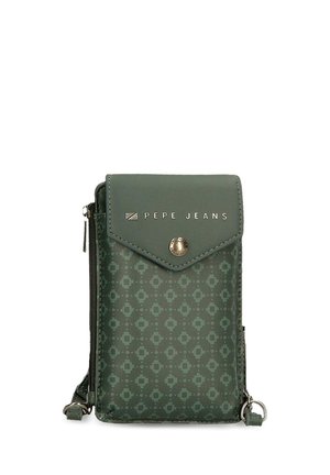 Pequeño bolso bandolera verde con patrón geométrico, solapa con botón a presión, bolsillo lateral con cremallera y logo "PEPE JEANS" en la solapa frontal.