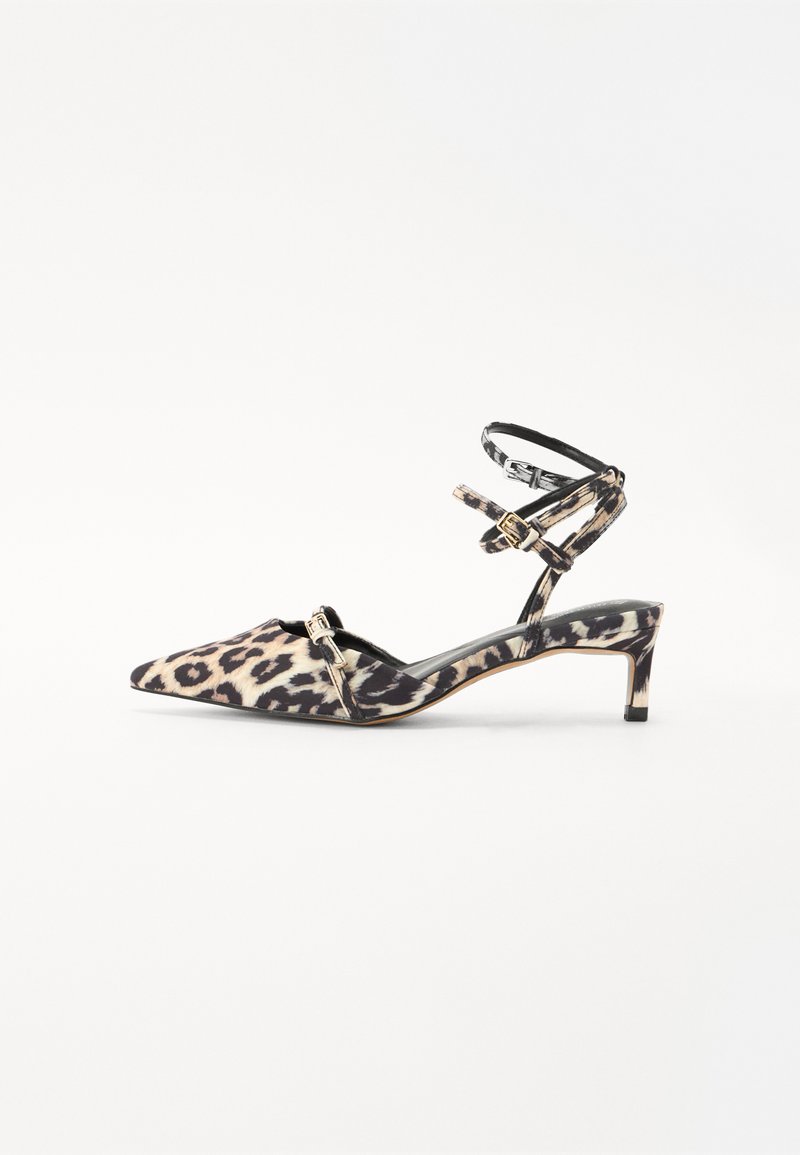 Chaussure à talons hauts en imprimé léopard avec un bout pointu et de fines brides autour de la cheville, présentant une bride noire et de subtils accents dorés.