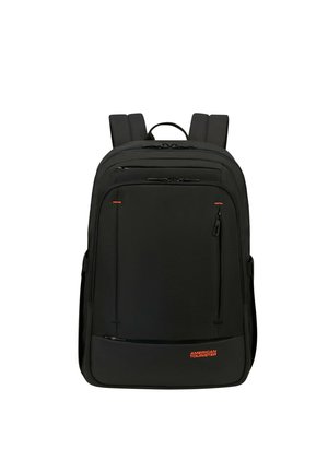 Schwarzer Rucksack mit mehreren Taschen, einem gepolsterten Rücken und verstellbaren Trägern. Merkmale orangefarbene Akzente und eine glatte Stoffstruktur.