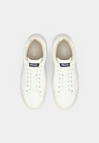 Λευκά αθλητικά παπούτσια με λείο δερμάτινο πάνω μέρος, διάτρητες λεπτομέρειες, στρογγυλεμένη μύτη και επίπεδα κορδόνια. Διαθέτουν διακριτικό λογότυπο στη γλώσσα.